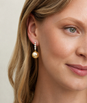 Belle-Ohrringe mit goldenen Südseeperlen und Diamanten - Modelbild