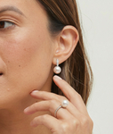 Emily Huggie-Ohrringe mit weißen Südseeperlen & Diamanten - Zweites Bild