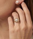 Lexi-Ring mit weißer Südseeperle – Modelbild