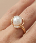 Ring mit weißer Südseeperle, Diamanten und Rubin - Zusatzbild