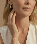 Weiße Südseeperlen- & Diamant-Huggie-Ohrringe Eileen – Modelbild