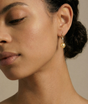 Goldene Perlen- & Diamant-Ohrringe „Michelle“ - Modelbild