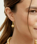 Classic Elegance Ohrringe mit goldenen Perlen - Modellbild