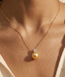 Ellie-Anhänger mit goldener Südseeperle und Diamant - Zweites Bild