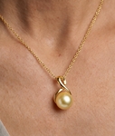 Infinity-Anhänger mit goldener Südseeperle - Modellbild