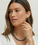 Eileen Huggie-Creolen mit Tahiti-Südseeperlen & Diamanten - Modelbild