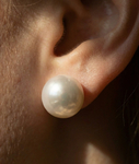 13mm Weiße Süßwasser-Rundperlen-Ohrstecker - Zweites Bild