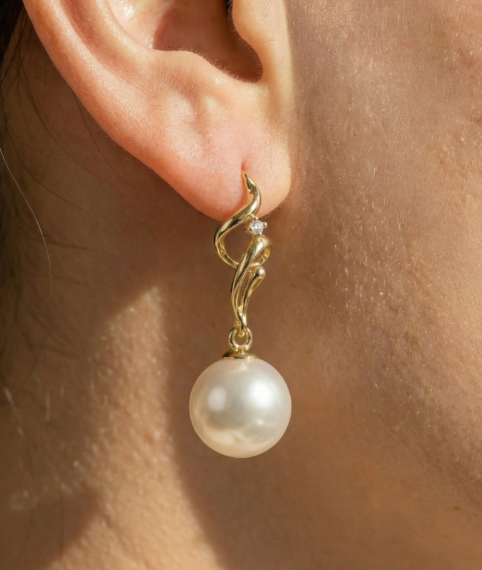 Aria-Ohrringe mit weißen Südseeperlen und Diamanten – Zusatzbild