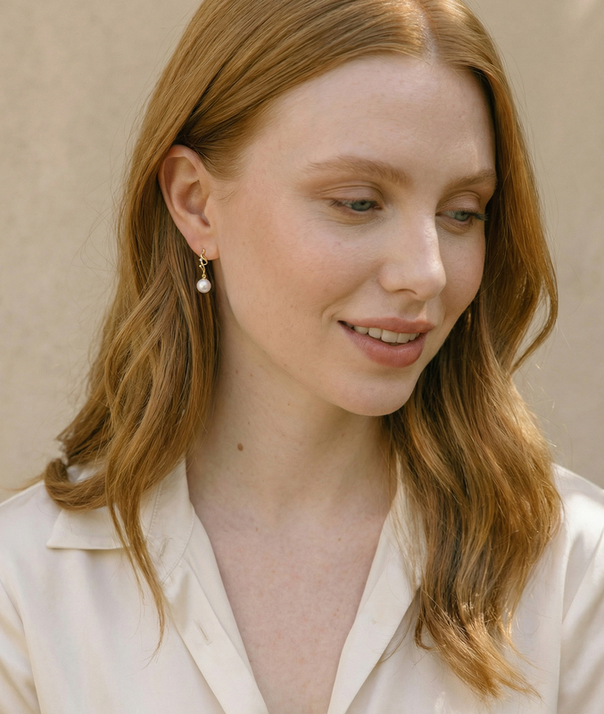Aria-Ohrringe aus 14K Gold mit Süßwasserperlen & Diamanten – Modelbild