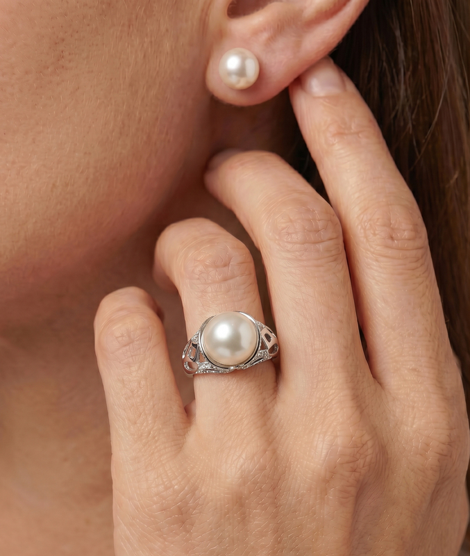 Ring 'Abby' mit weißer Südseeperle & Diamanten - Modellbild