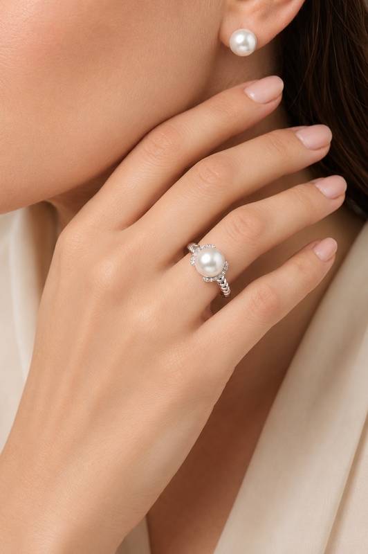 Jackie-Ring mit weißer Südseeperle & Diamanten - Modellbild