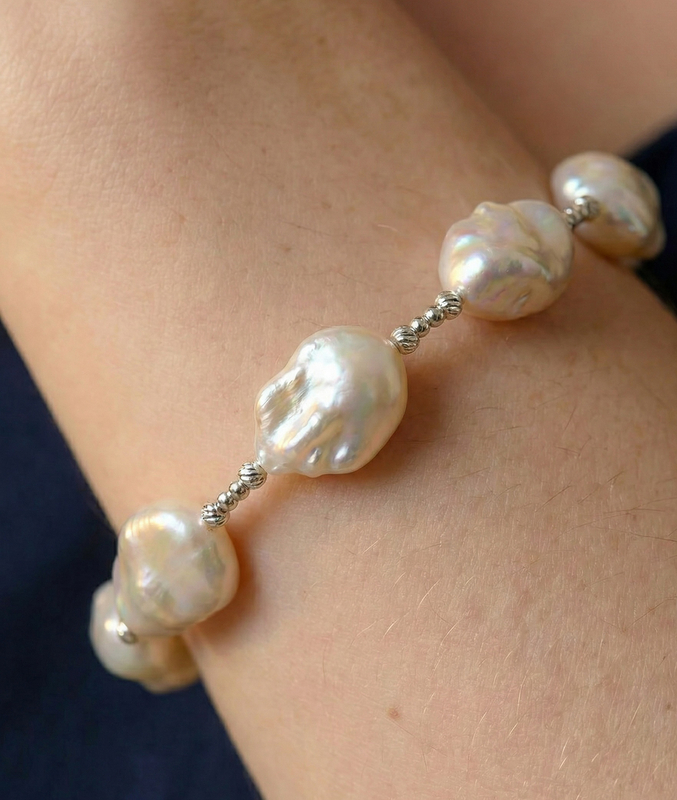 Billie Perlen-Armreif aus 18K Gold mit weißen barocken Süßwasserperlen - Zusatzbild