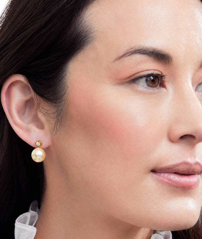 Dakota-Ohrringe mit goldenen Südsee-Perlen und Diamanten – Modelbild