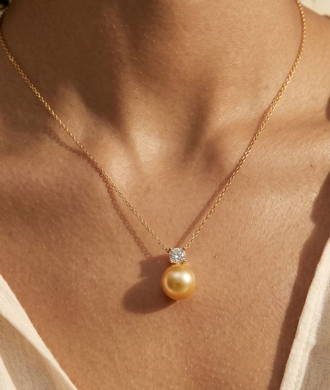 Ellie-Anhänger mit goldener Südseeperle und Diamant - Zweites Bild