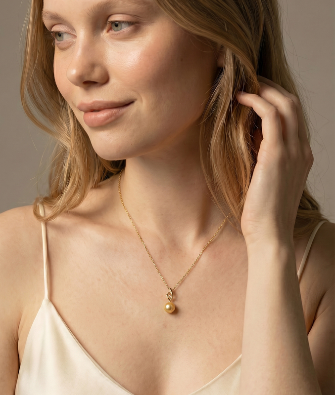 Goldener Perlen- & Diamantanhänger Lois - Model Image