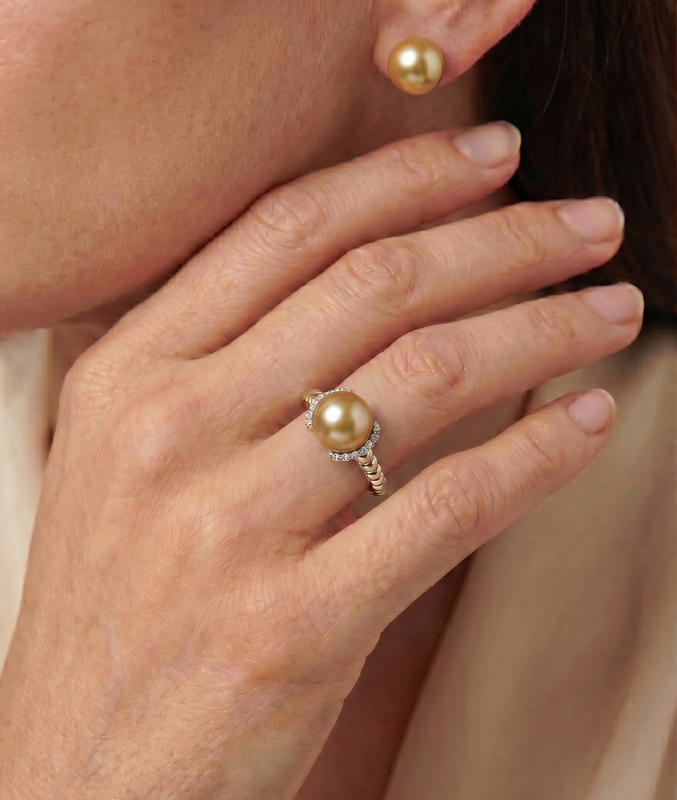 Jackie-Ring mit goldener Südseeperle und Diamant - Modellbild