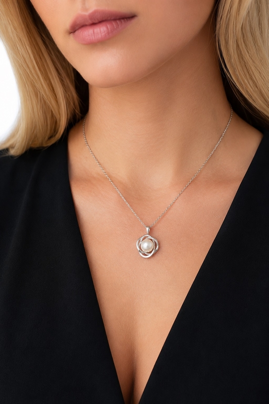 Model trägt den Sydney-Anhänger „Lexi“ mit weißer Akoya-Perle, mit einer leuchtenden, runden Zuchtperle in einer eleganten Fassung aus 14 Karat Weißgold.