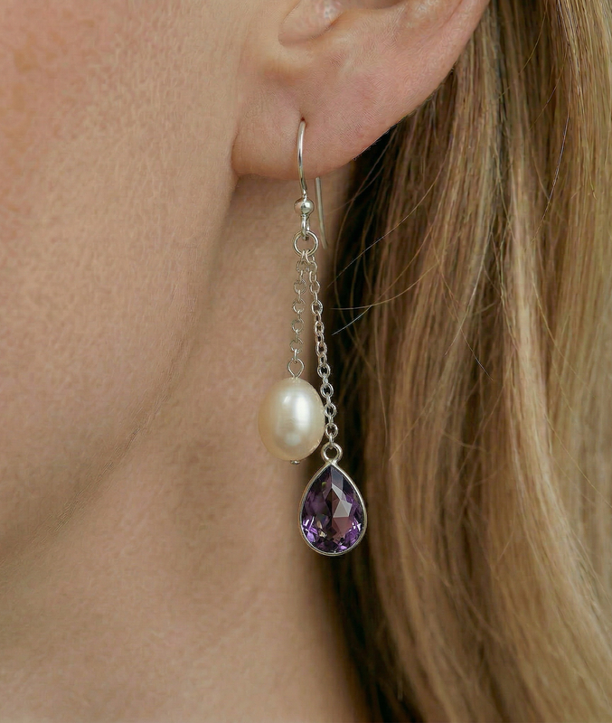 Ohrringe mit weißen Süßwasser-Zuchtperlen in Tropfenform und Amethysten - Zweites Bild