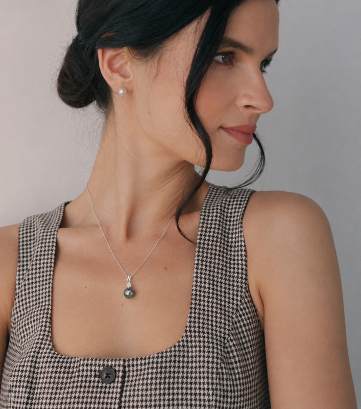 Klassischer Anhänger aus 18K Gold mit Tahiti-Südseeperle & Diamant - Modellbild