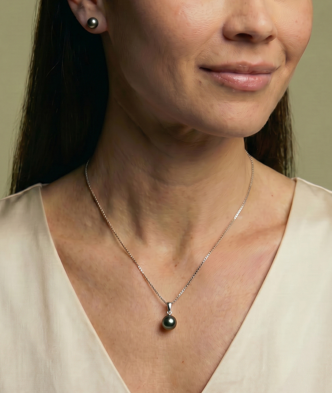 ~11mm Tahitian South Sea Pearl Sydney Pendant - Model Image~