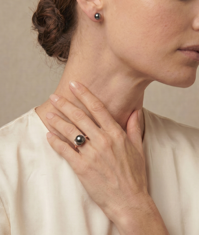 Felicia-Ring aus 14K-Gold mit tahitischer Südseeperle – Modellbild