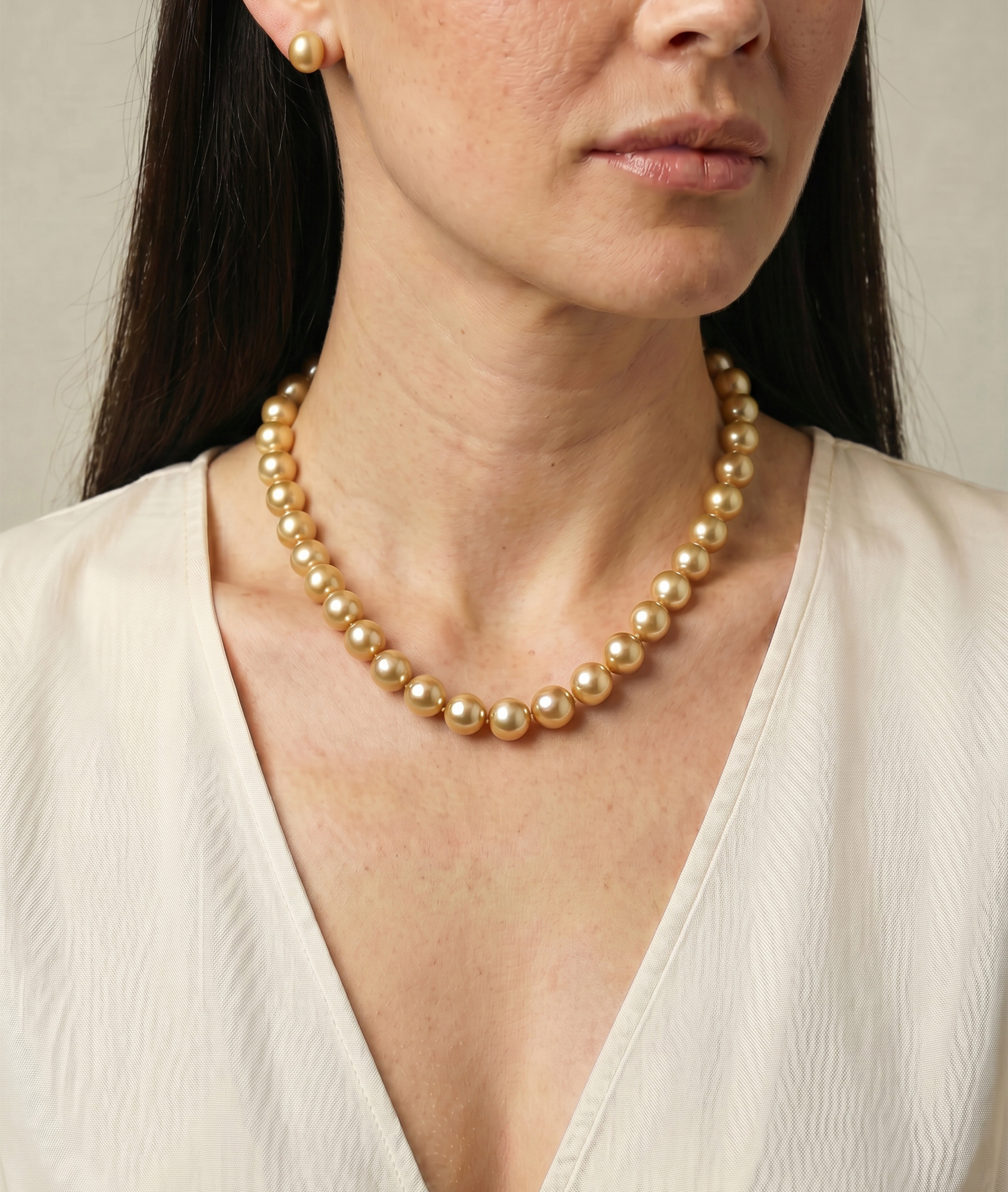 12–14 mm Goldene Südsee-Oval-Perlenkette – AAAA-Qualität – Modelbild