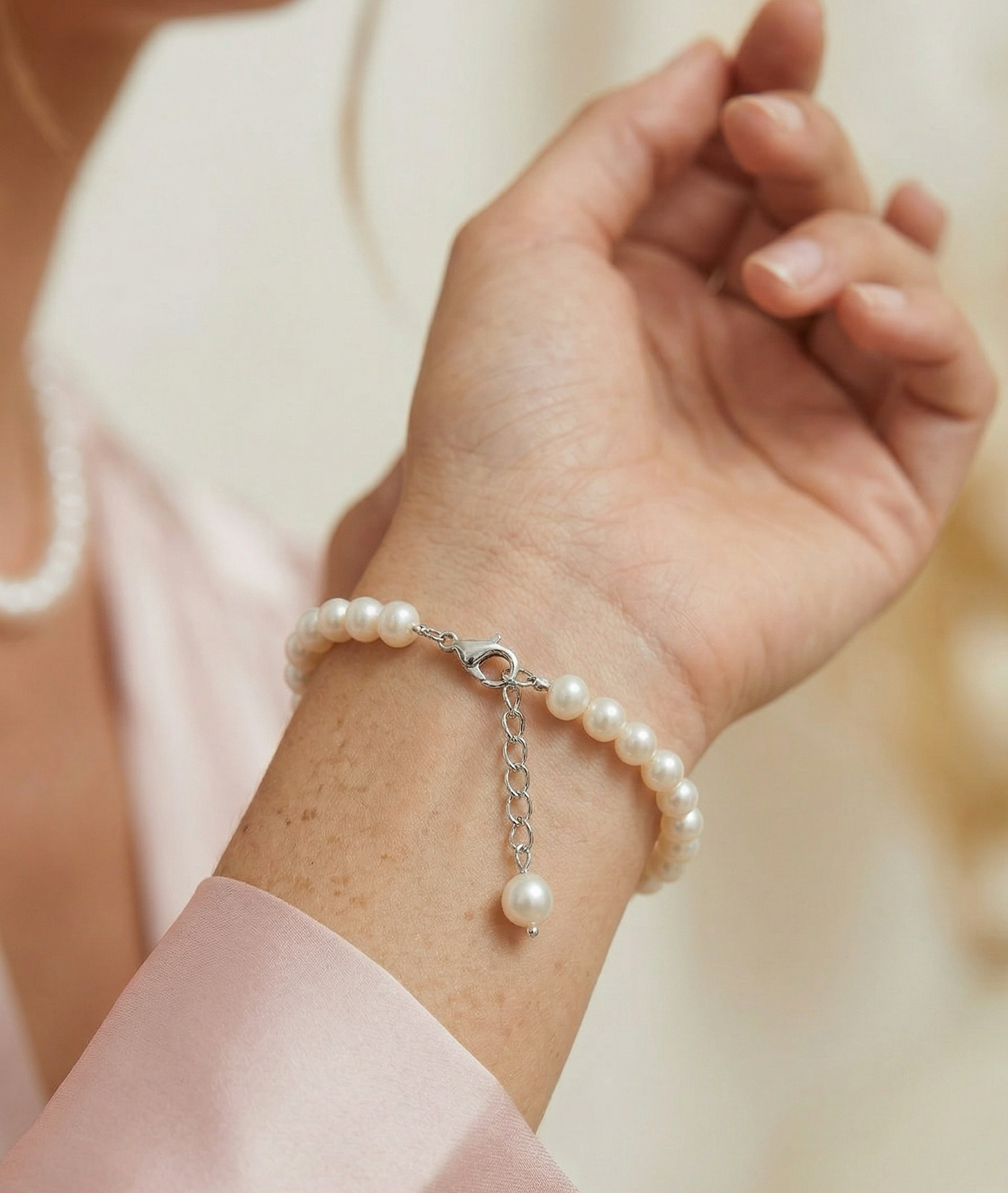 7,5–8,5 mm Weißes Süßwasserperlen-Armband, verstellbar – Zweites Bild