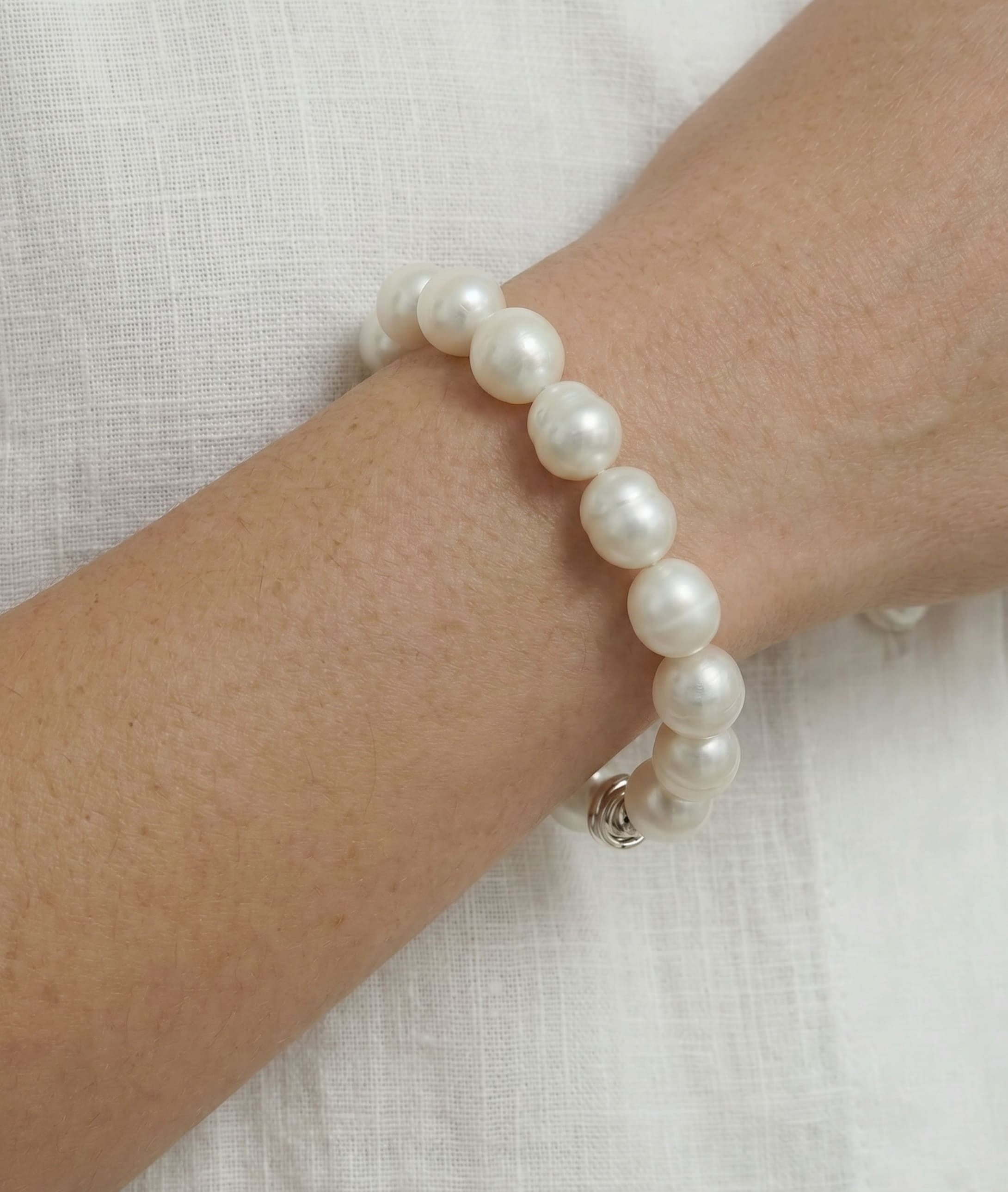 9-10mm Weißes Südsee-Barock-Perlenarmband - Modelbild