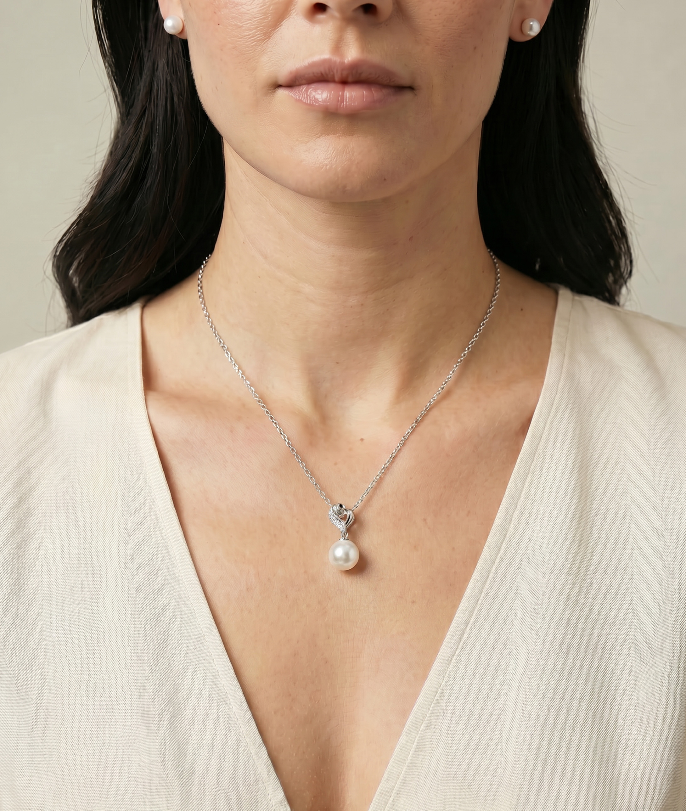 Anhänger Melissa mit weißer Südseeperle & Diamanten - Modellbild