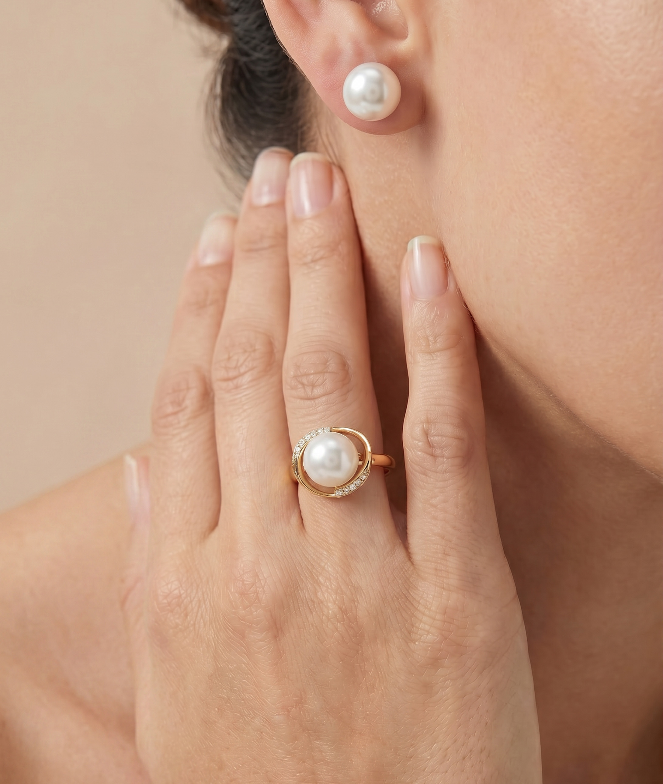 Ring mit weißer Südseeperle, Diamanten und Rubin - Modellbild