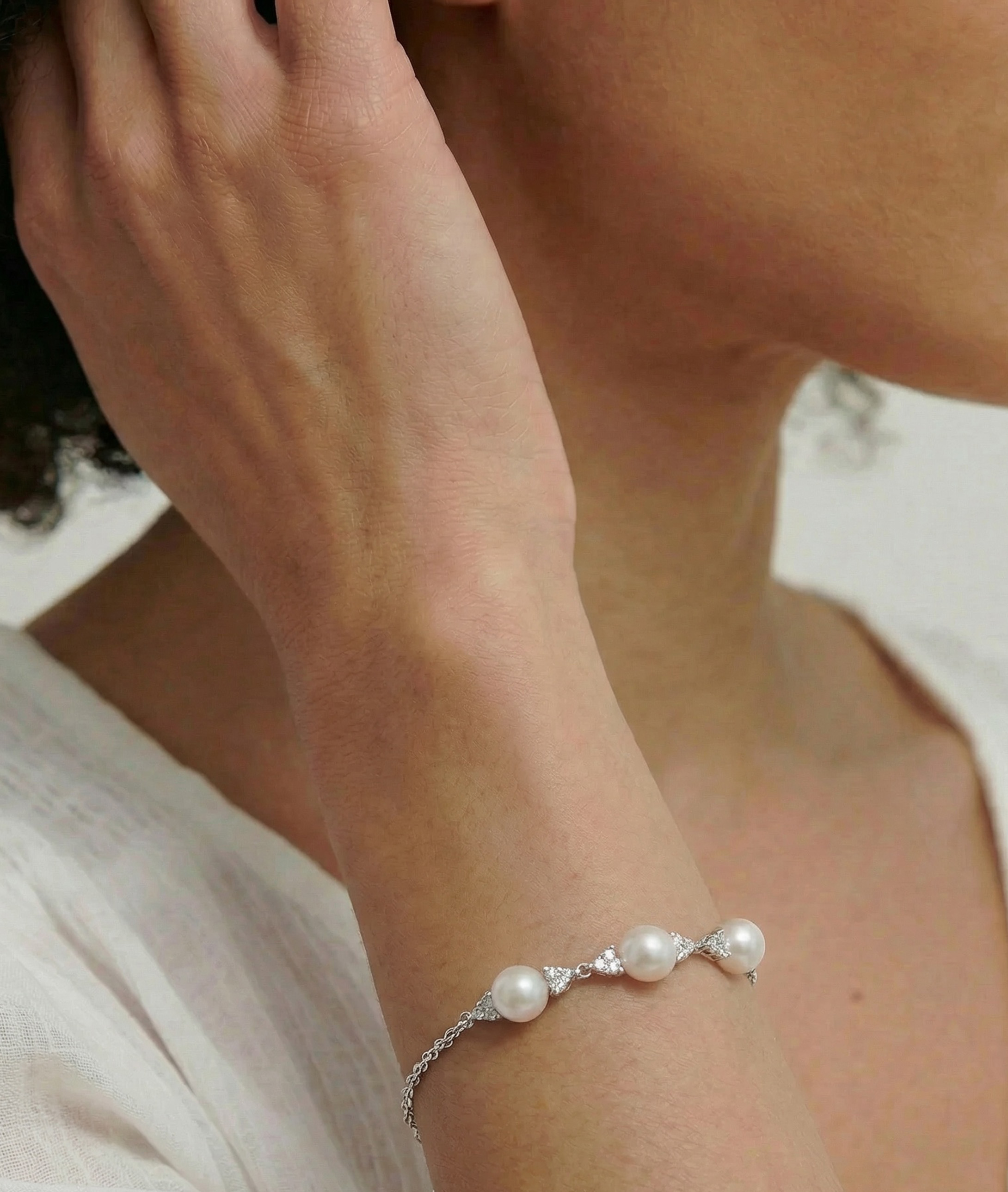 Weißes Süßwasserperlen-Armband Rory – Zweites Bild