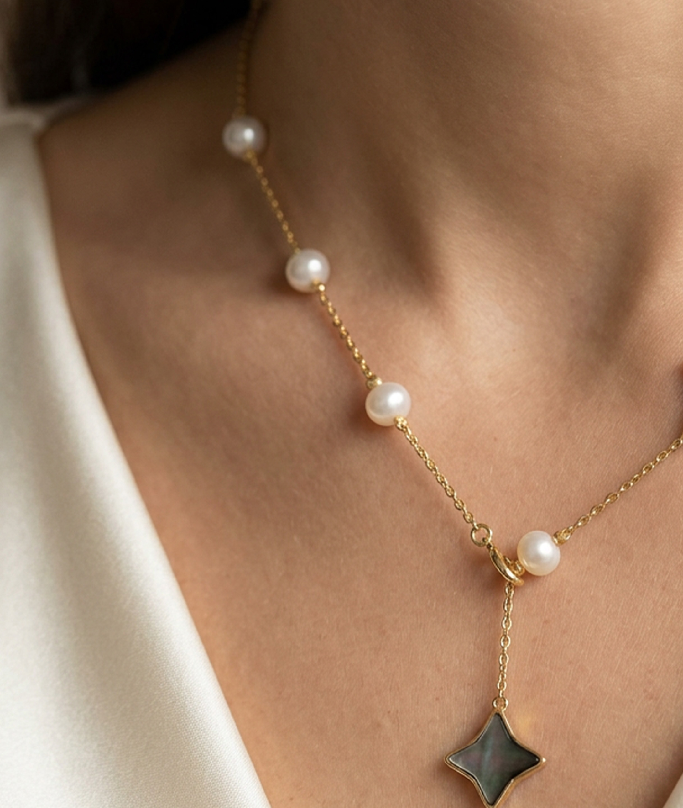 Anika Halskette mit weißen Süßwasserperlen - Zweites Bild