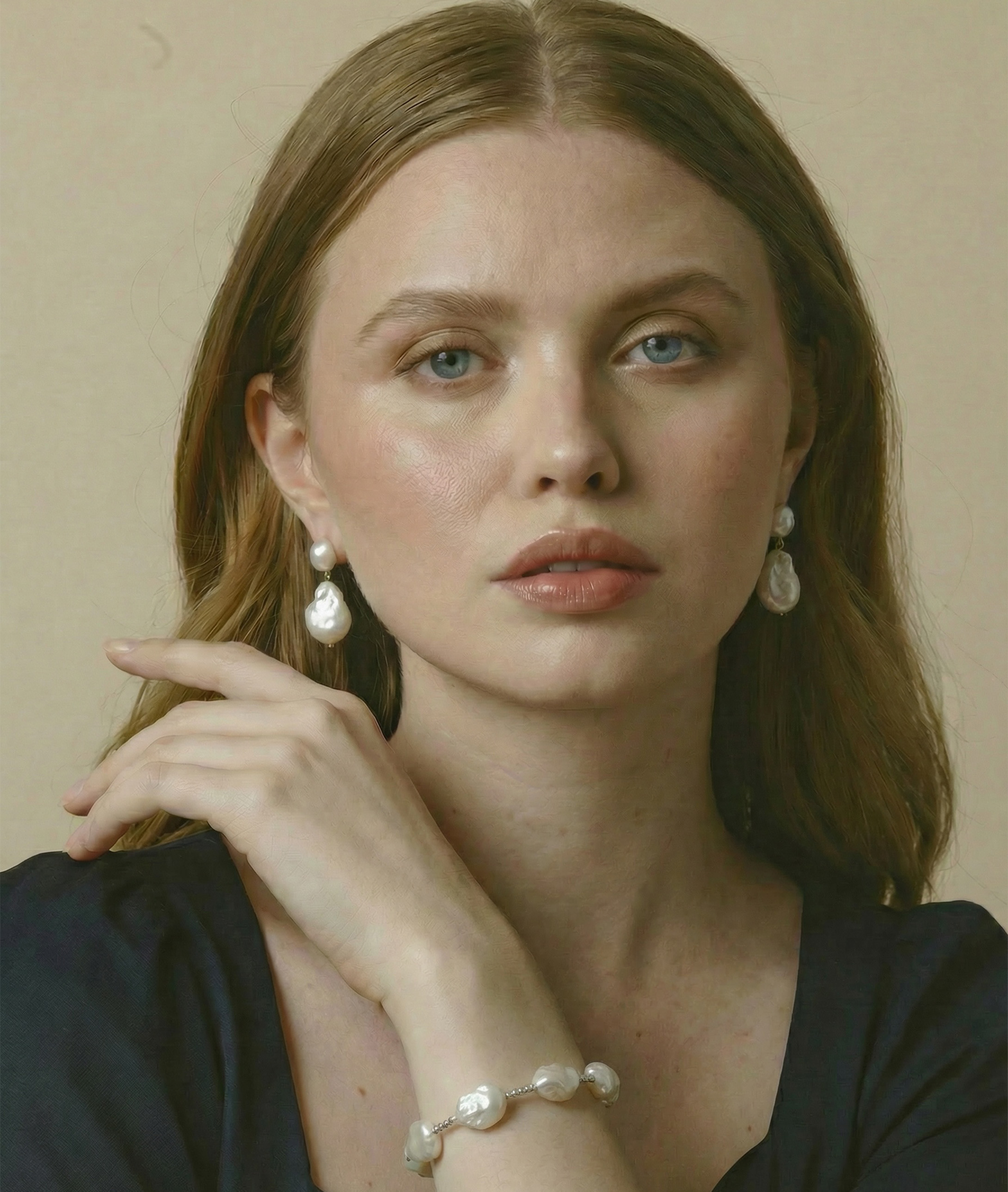 Billie Perlen-Armreif aus 18K Gold mit weißen barocken Süßwasserperlen - Modellbild