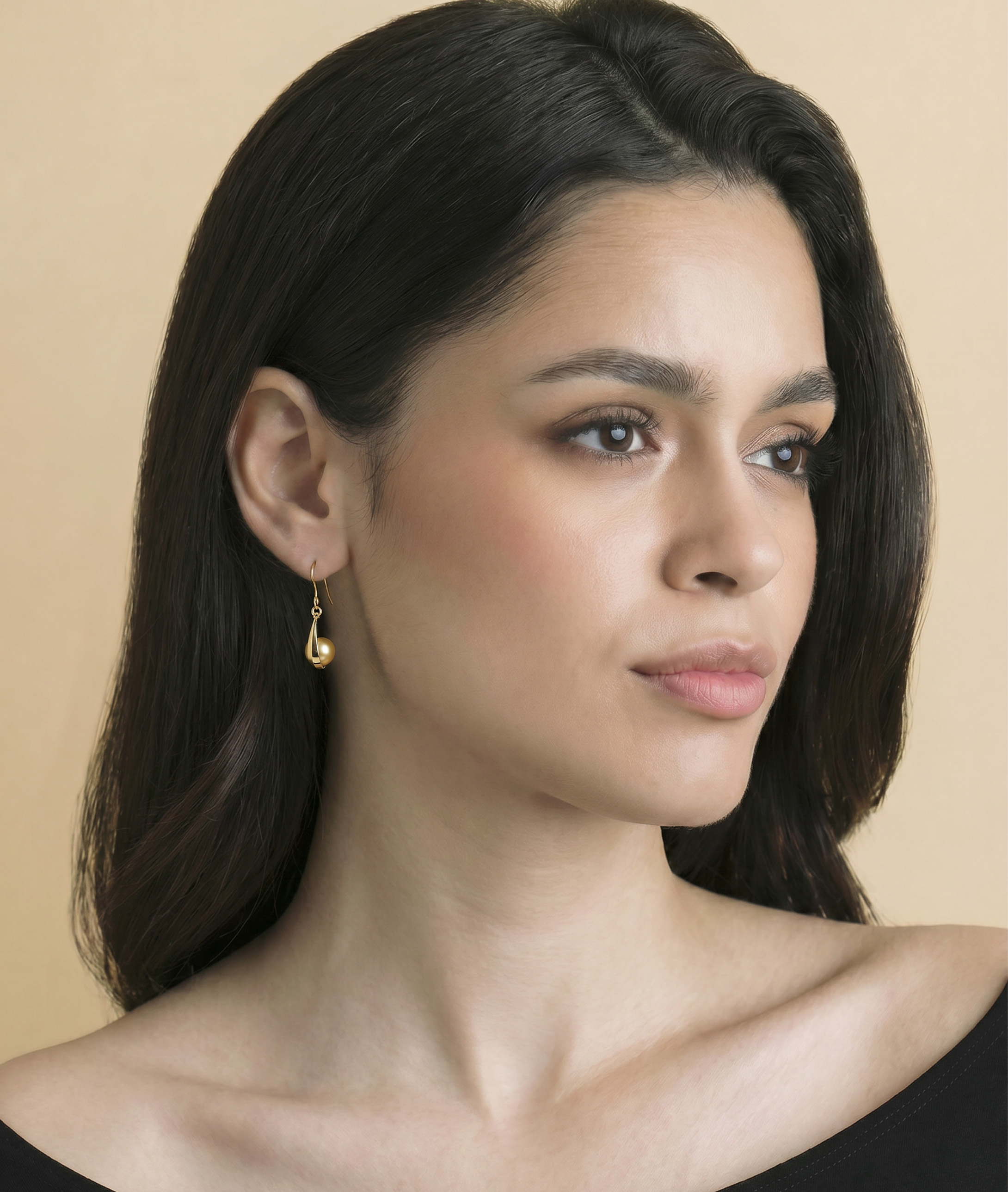 Regina-Ohrringe aus 14K Gold mit goldenen Südseeperlen - Modellbild