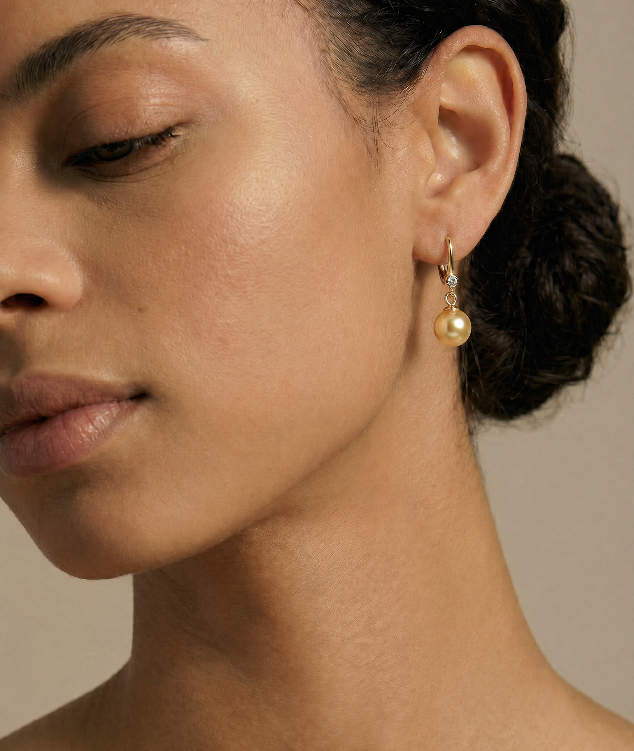 Goldene Perlen- & Diamant-Ohrringe „Michelle“ - Modelbild