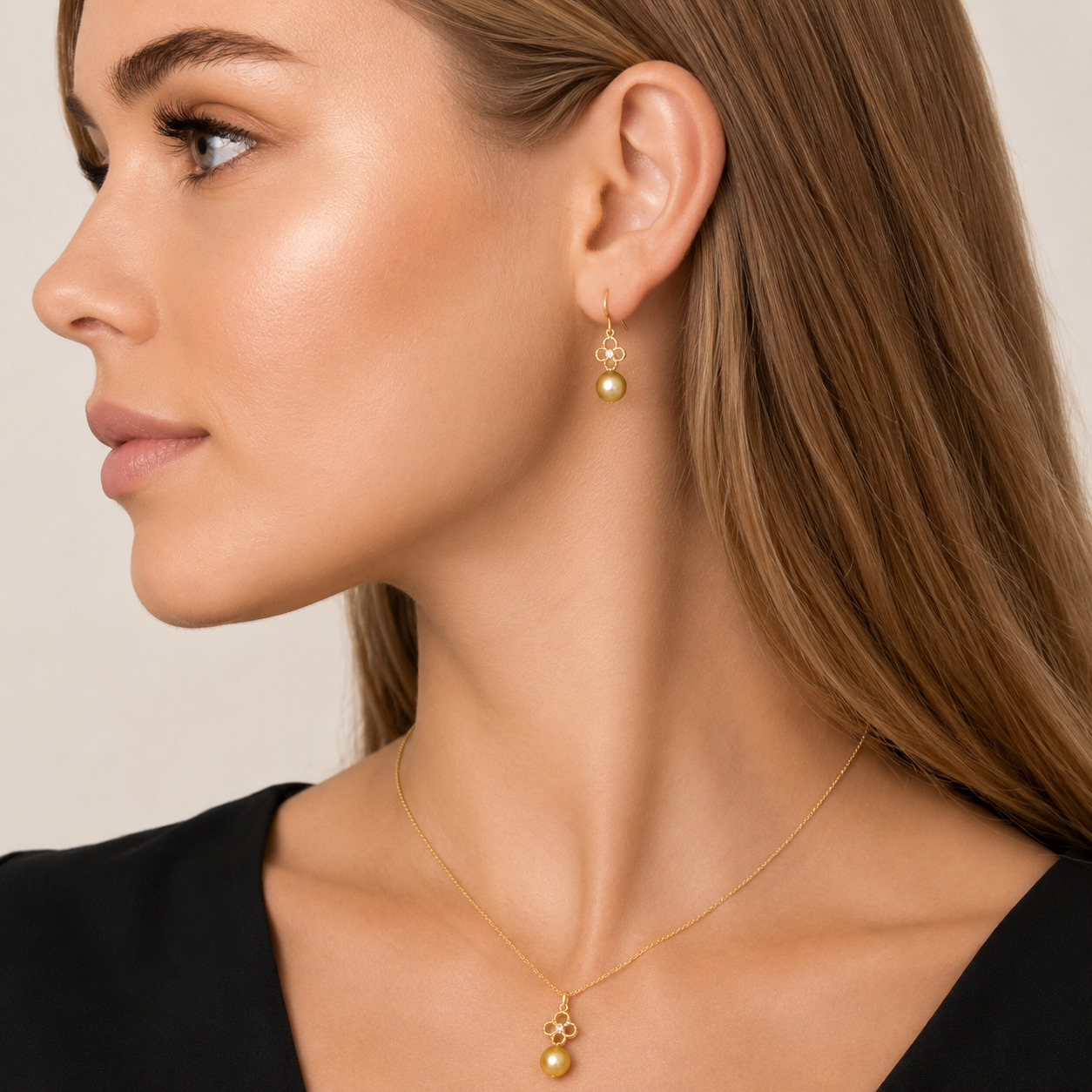 Goldene Südseeperle & Diamant Lacy Anhänger - Modellbild