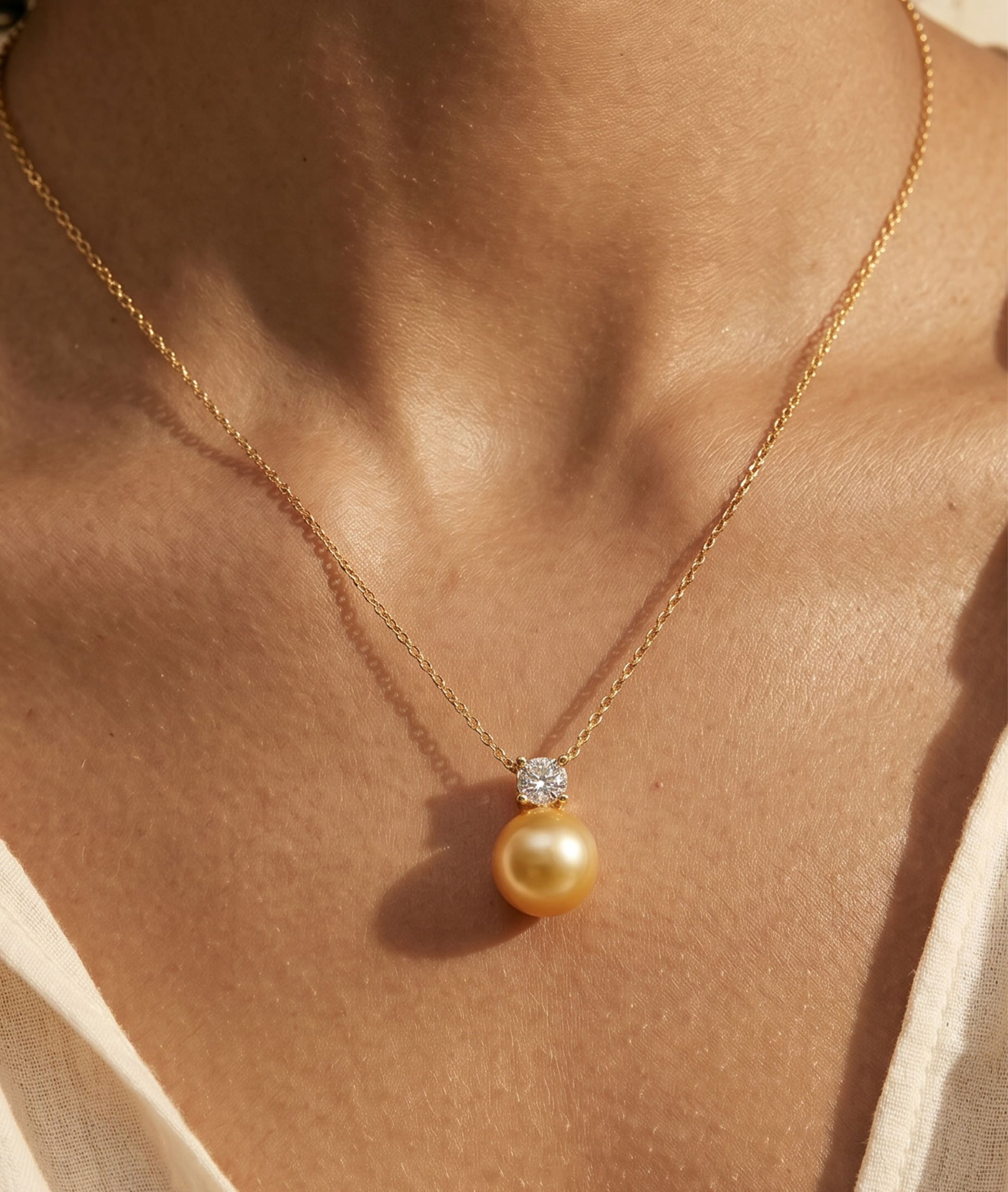 Ellie-Anhänger mit goldener Südseeperle und Diamant - Zweites Bild