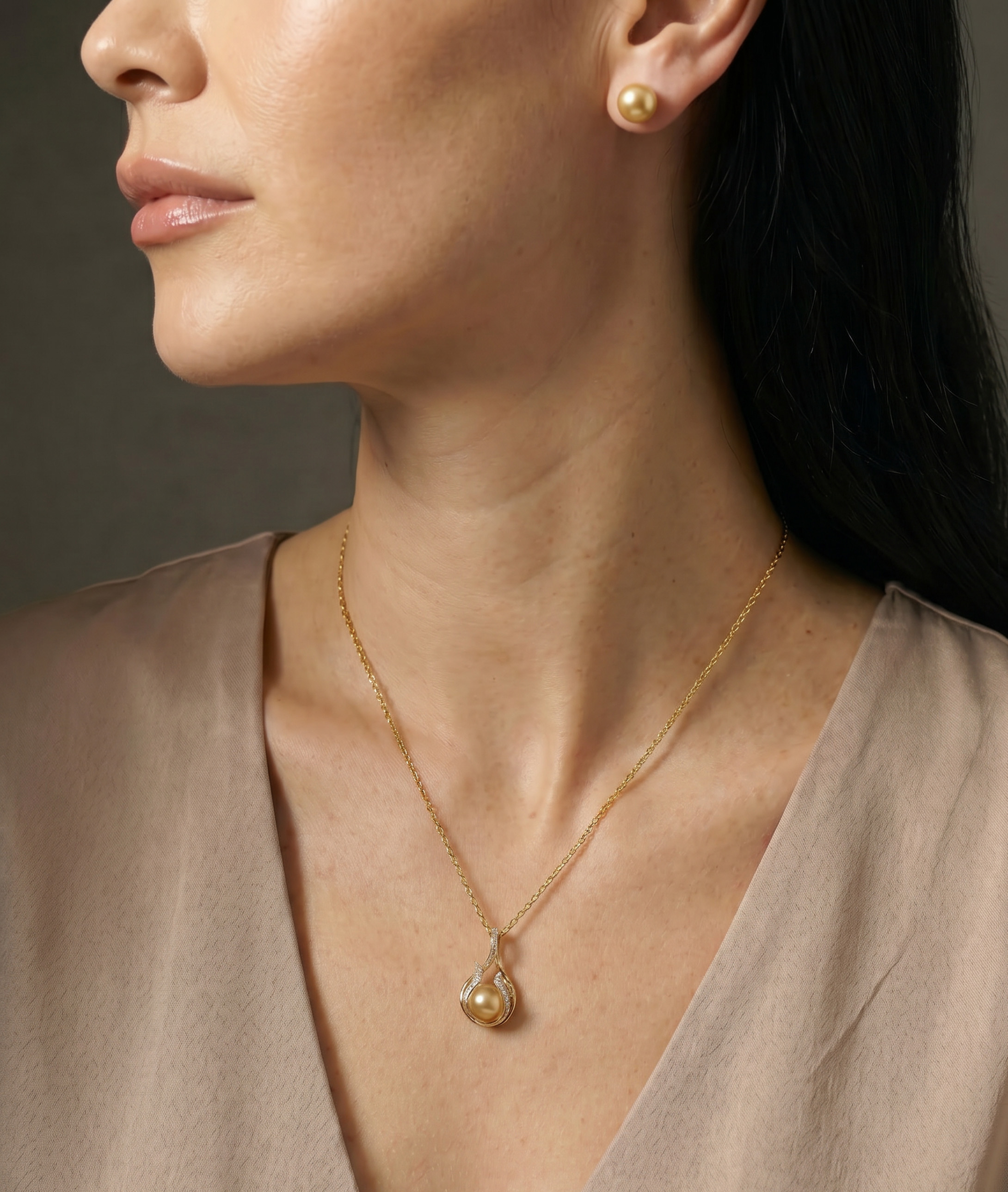 Layla-Anhänger mit goldener Südseeperle & Diamant – Modellbild
