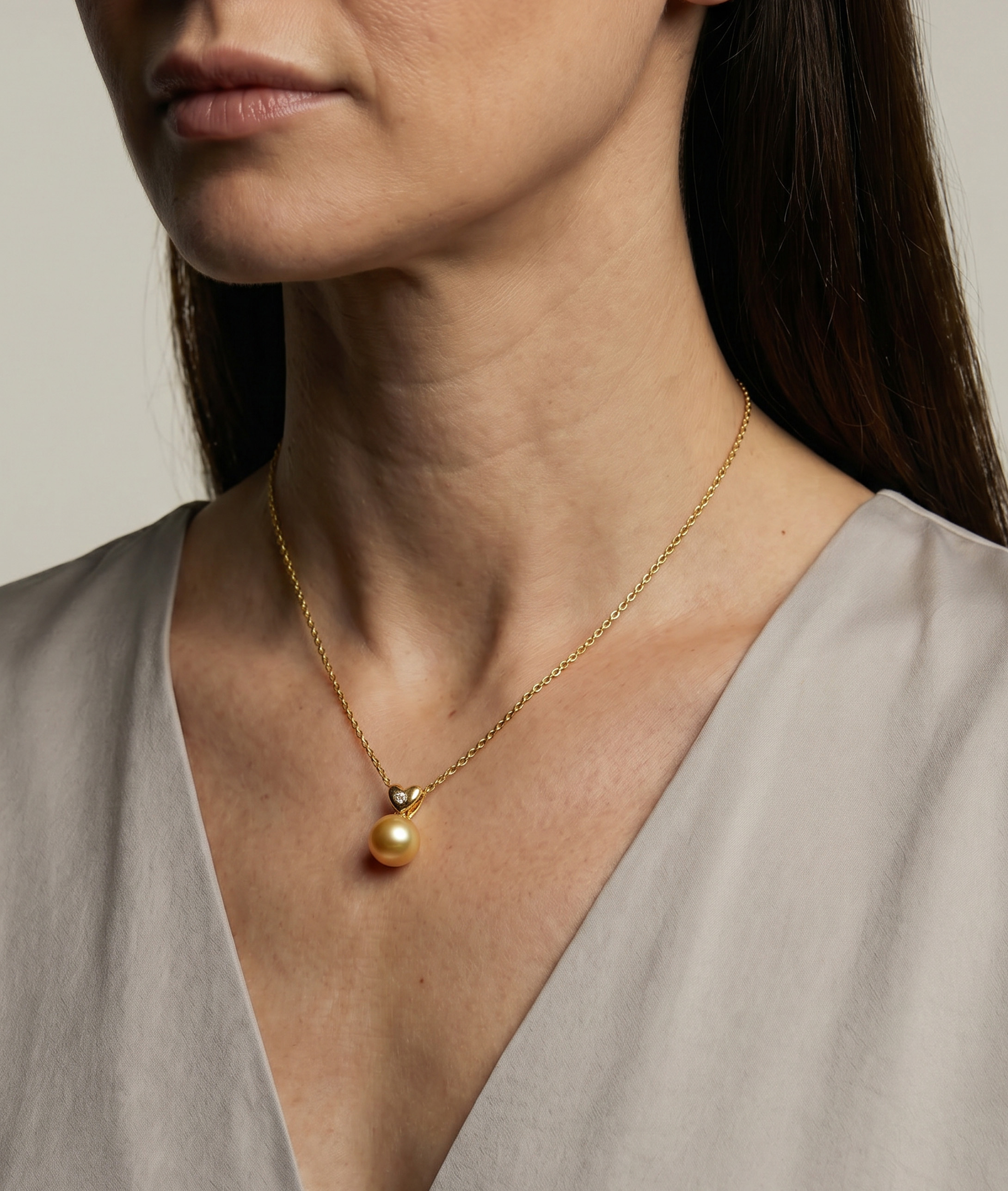 Goldene Perle & Diamant Lev-Anhänger - Modelbild