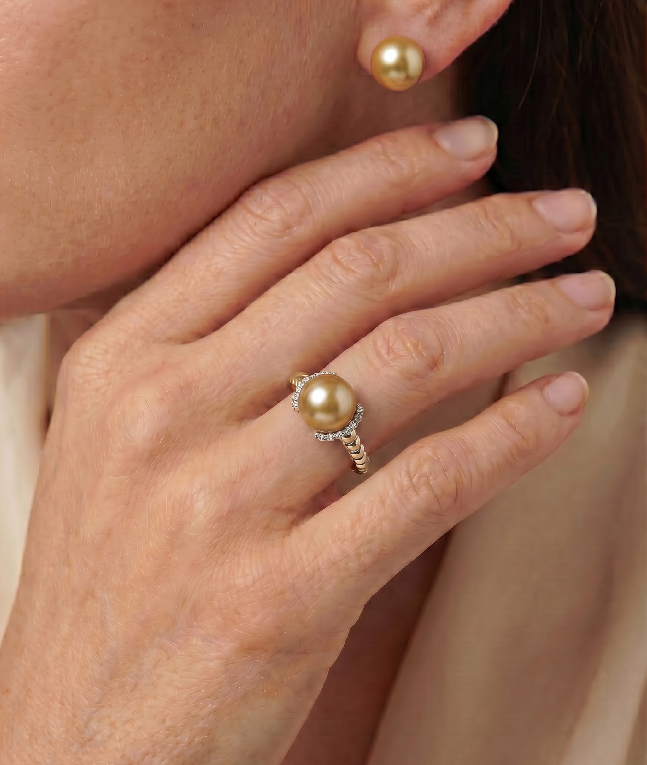 Jackie-Ring mit goldener Südseeperle und Diamant - Modellbild