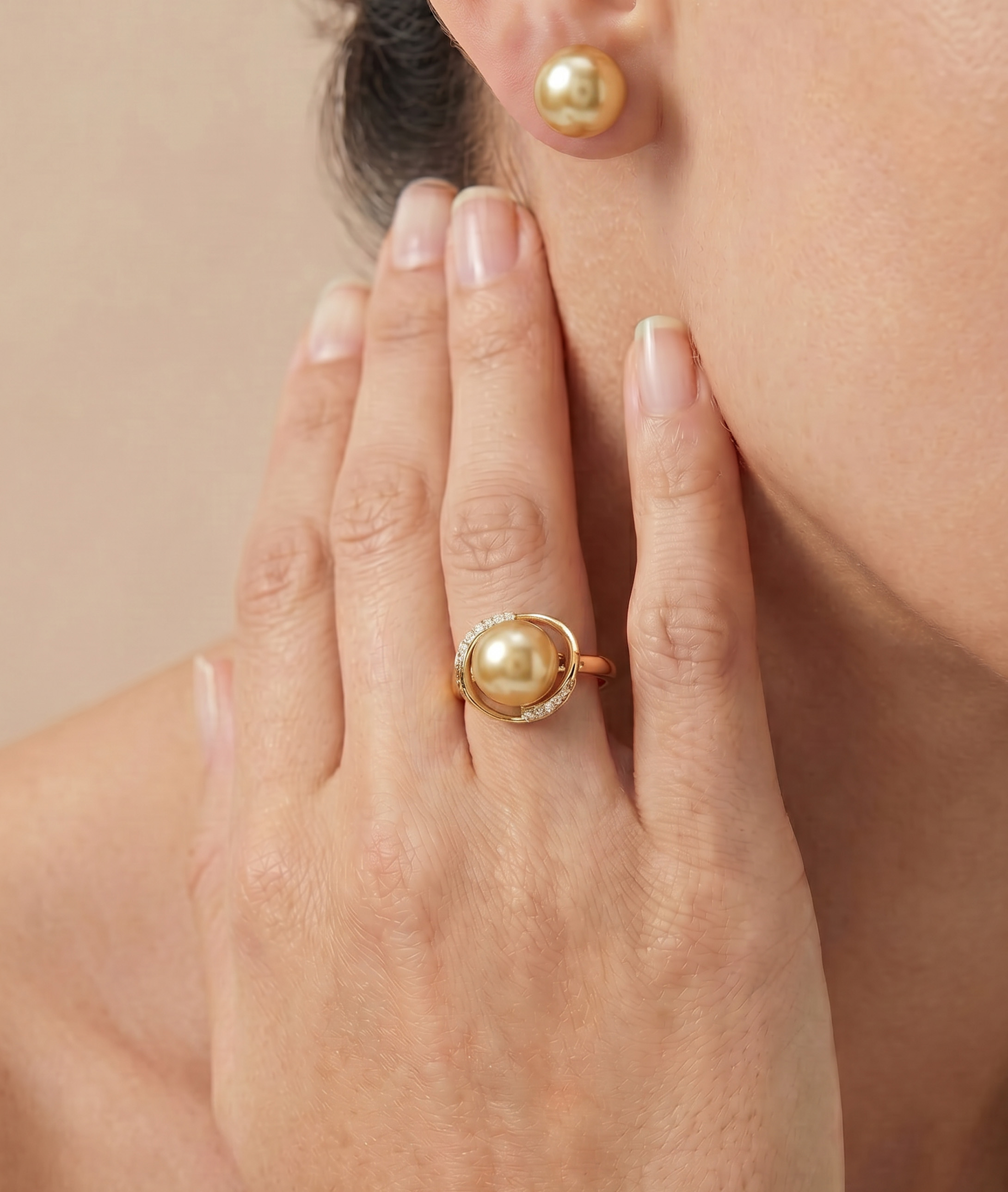 Goldene Perle & Diamant Ruby Ring – Modelbild