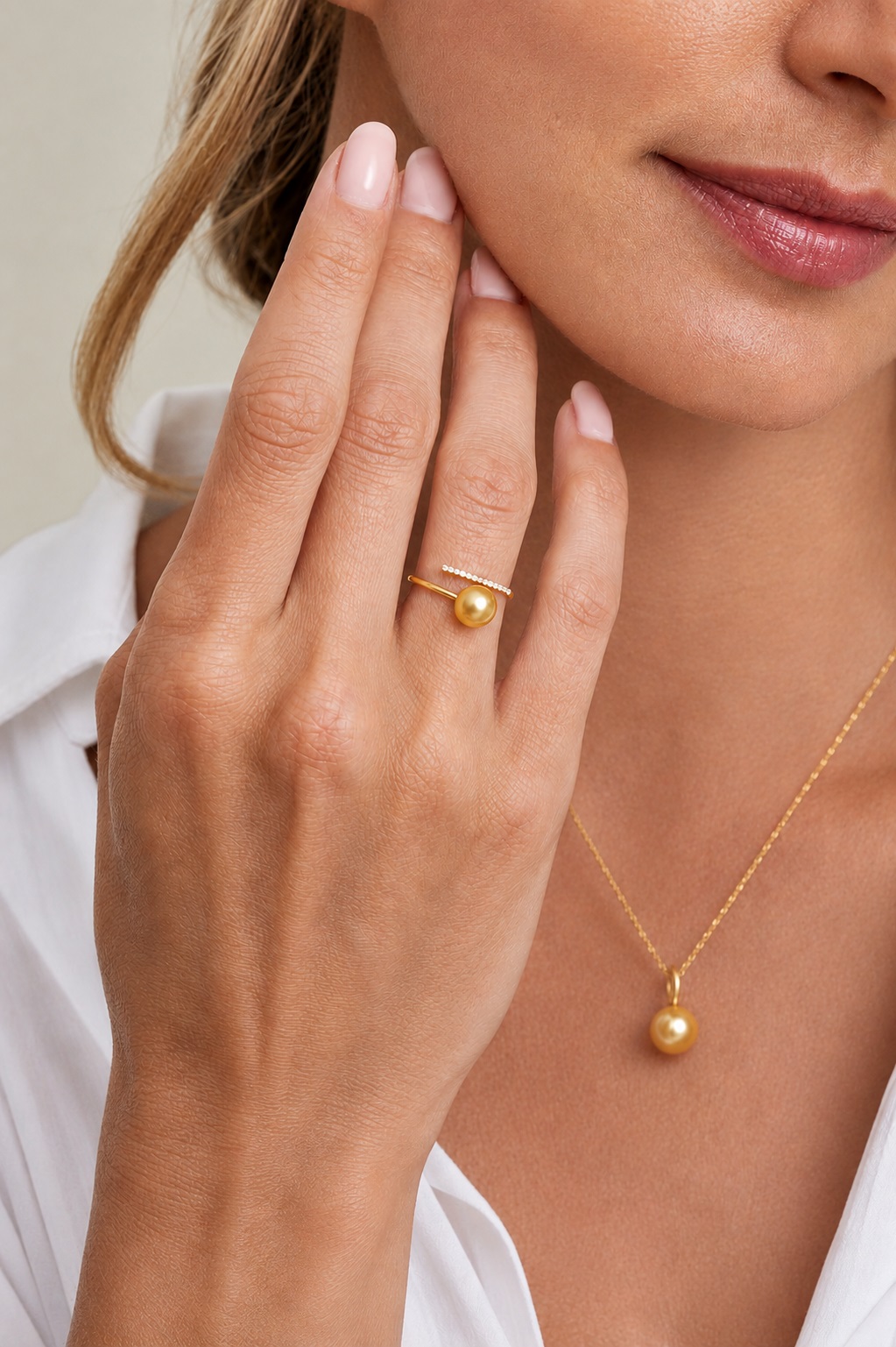 Valentina-Ring mit goldener Südseeperle und Diamanten – Modelbild