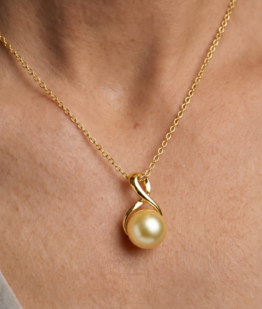 Infinity-Anhänger mit goldener Südseeperle - Modellbild
