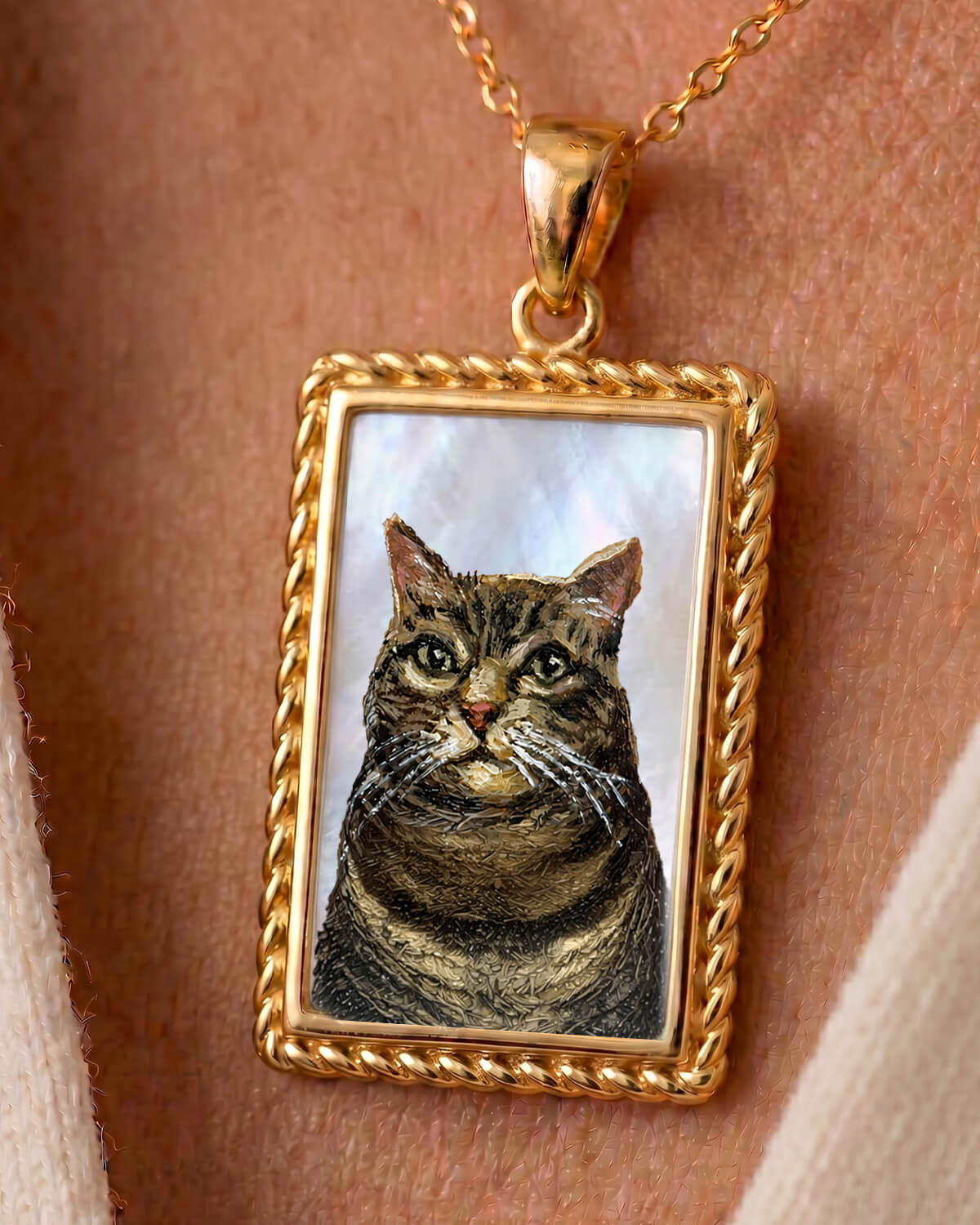 Individueller rechteckiger Perlmutt-Anhänger aus 14 Karat Gold - Modellbild
