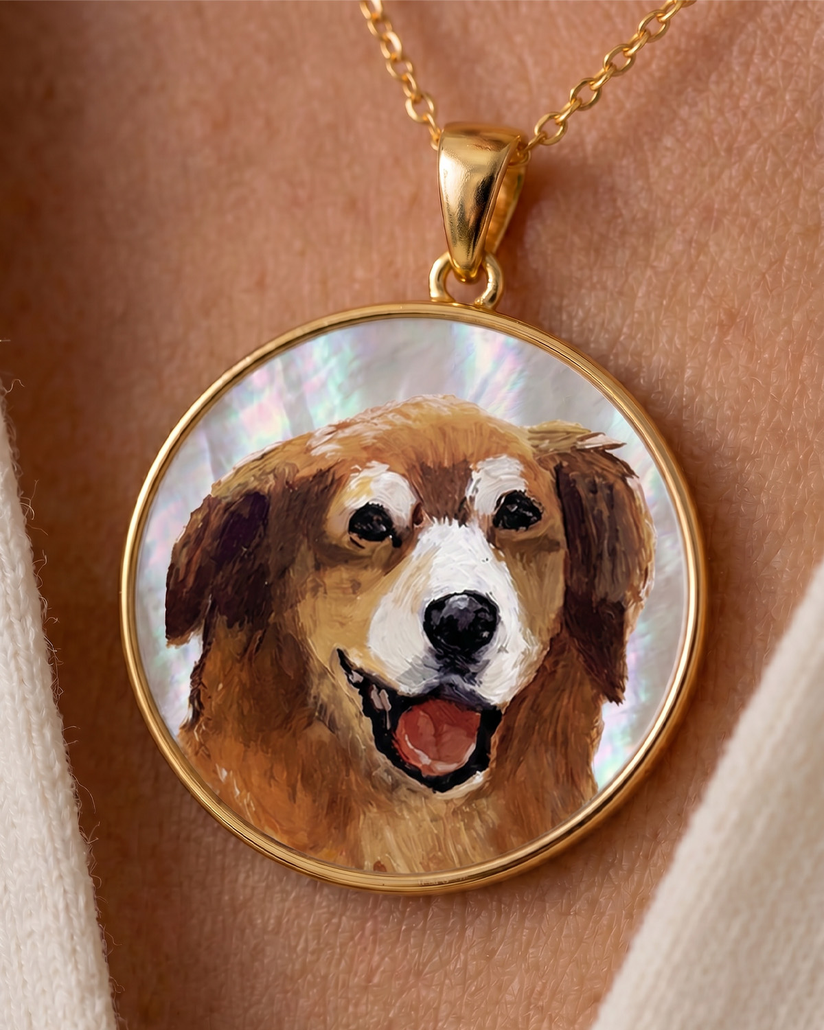 Personalisierbarer runder Perlmutt-Anhänger aus 14K Gold - Modelbild