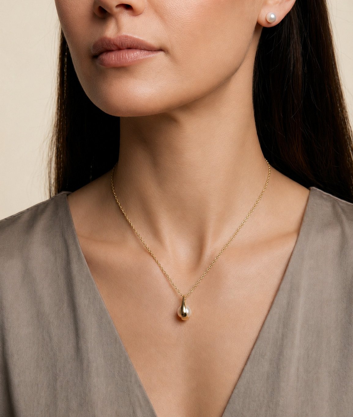 Regina Anhänger aus 14K Gold mit Süßwasserperle – Modellbild