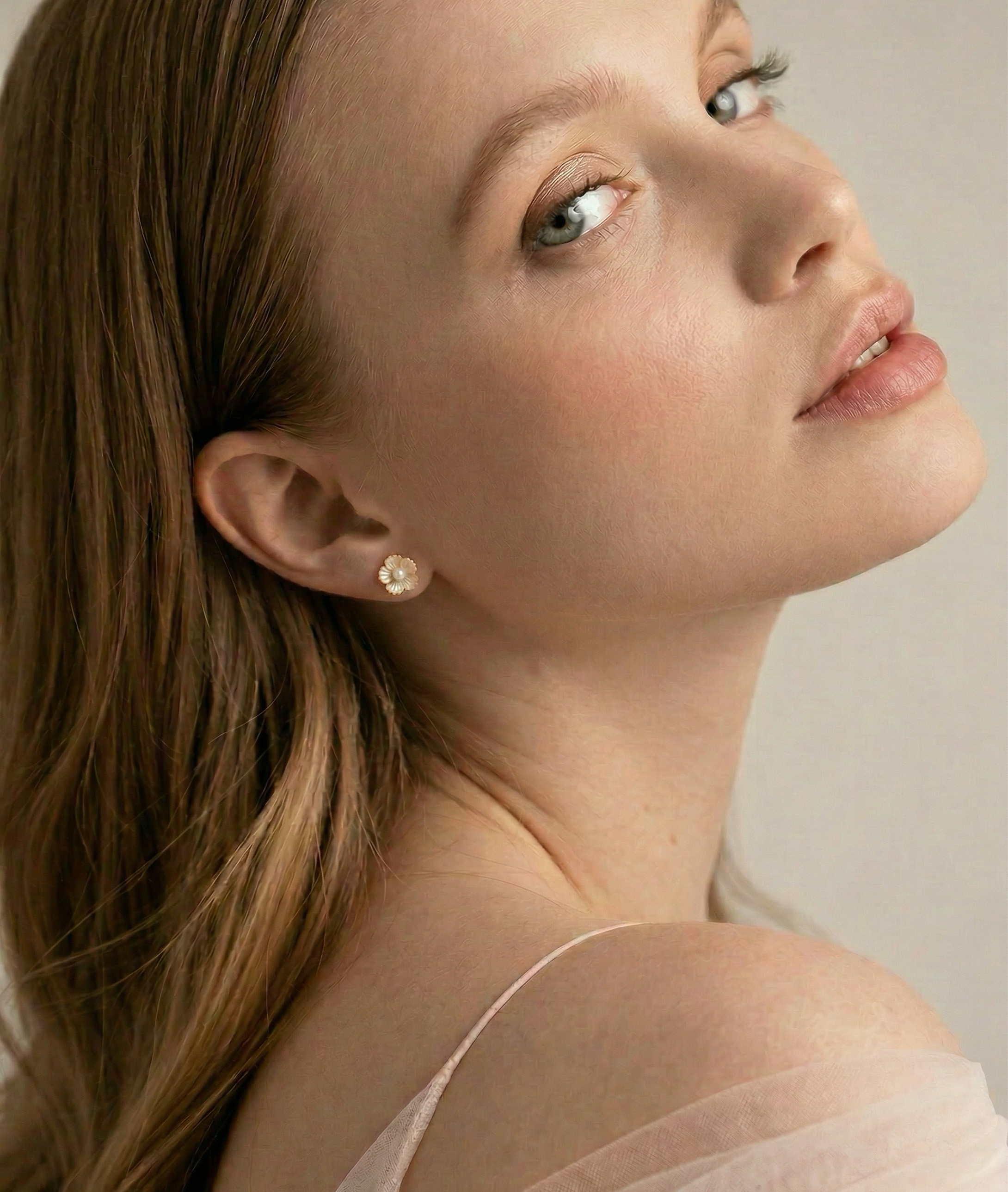 Lotusblüten-Ohrringe aus Perlmutt mit weißer knopfförmiger Süßwasser-Zuchtperle - Modelbild