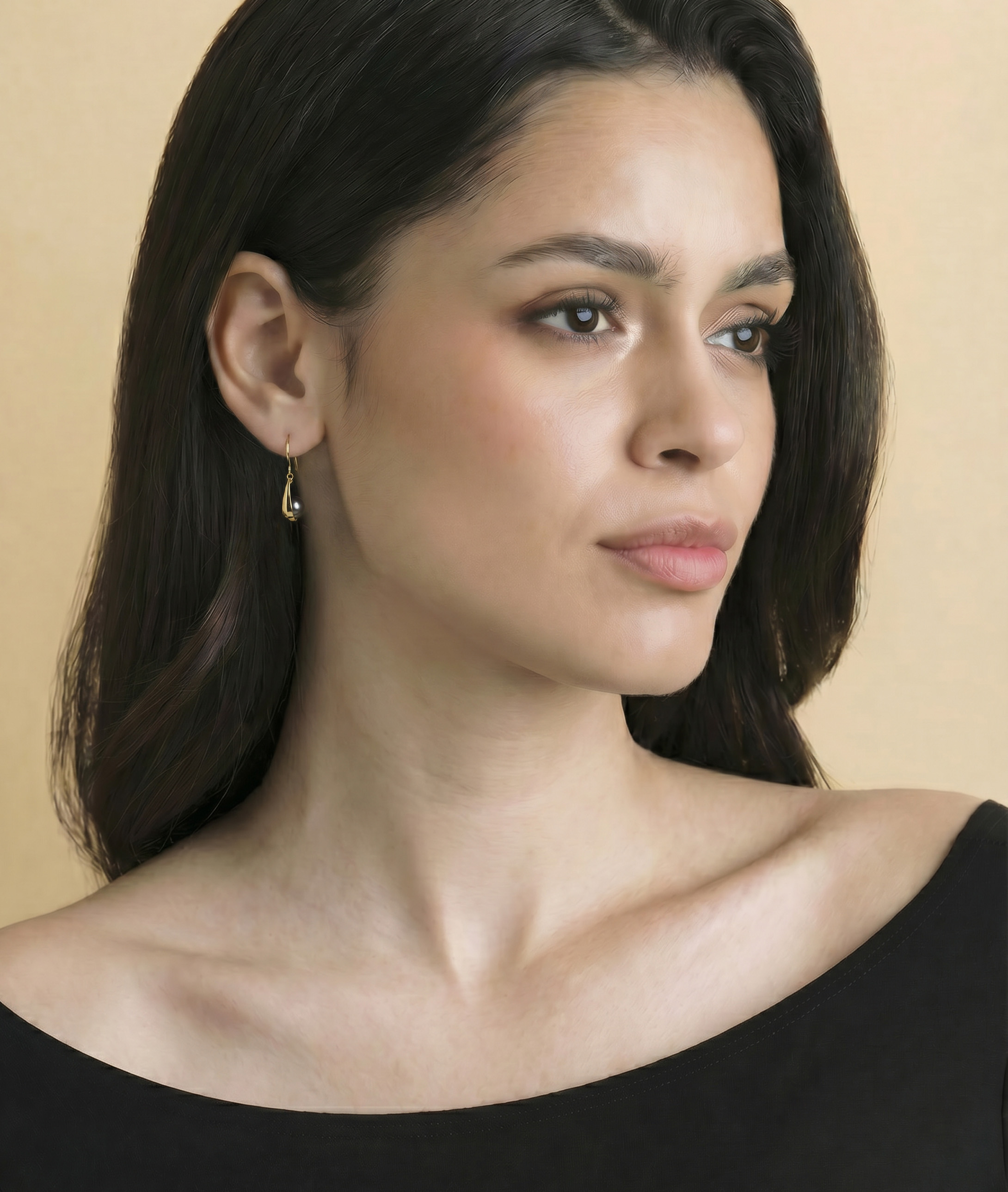 Regina Ohrringe aus 14K Gold mit tahitischen Südseeperlen - Modelbild