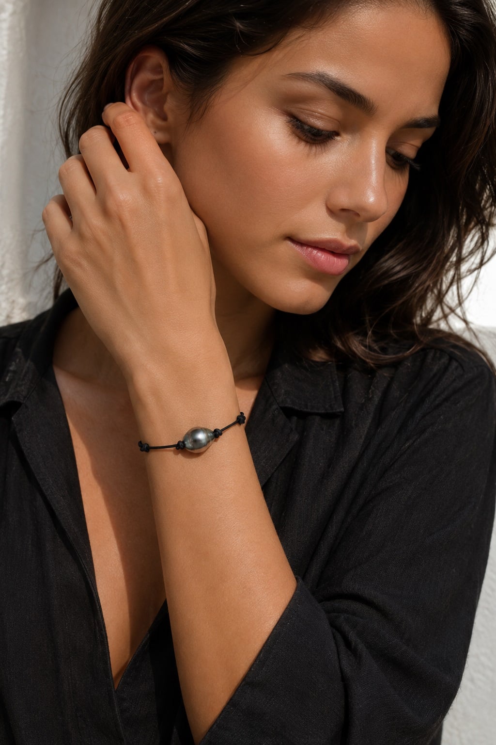 Verstellbares Lederarmband mit tahitischen Barockperlen für Damen - Modellbild