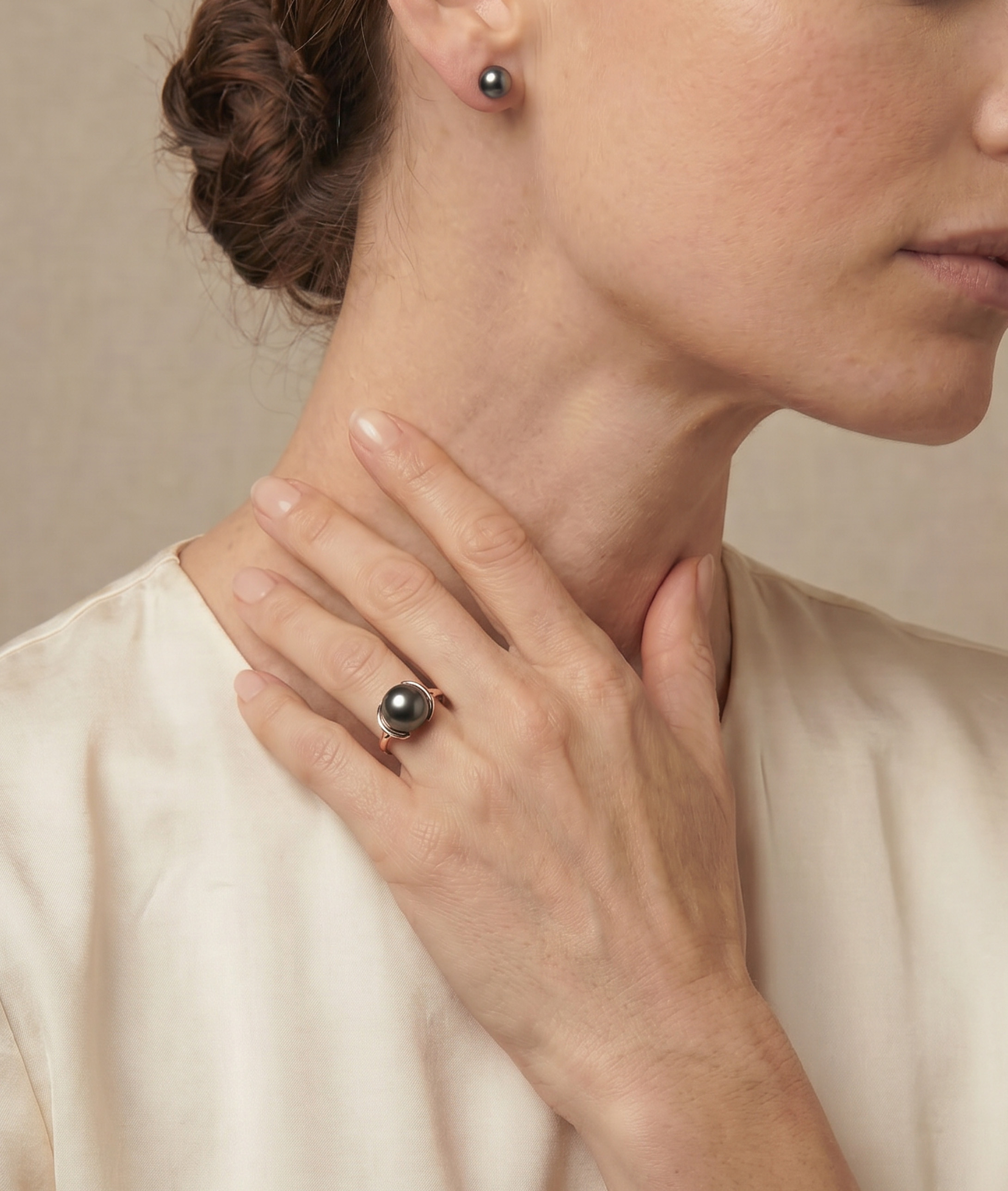 Felicia-Ring aus 14K-Gold mit tahitischer Südseeperle – Modellbild